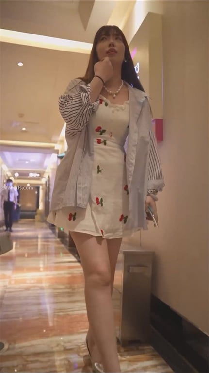爆款推荐【商场猎艳】极品靓女试衣间被强势拿下，龟男女友肥美阴户紧致翘臀，羡慕到爆 配图10