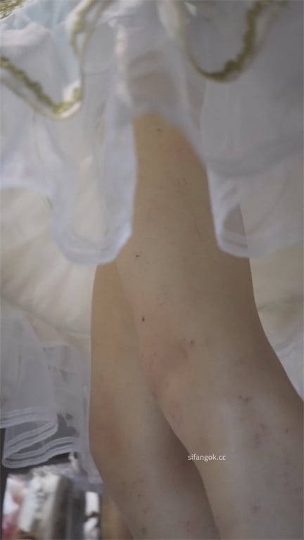 爆款推荐【展会偷窥】颜值爆表美少女，泡泡裙甜到爆，饱满阴户被卡通内裤死勒出清晰肉 配图8