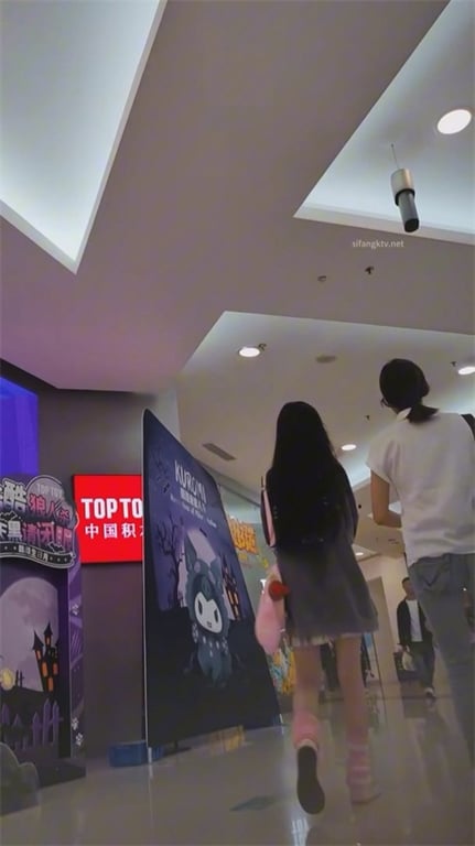 爆款推荐【街头极品抄底】清纯颜值嫩妹大长腿，粉色内裤诱惑拉满，玉足高清特写+薄薄 配图4