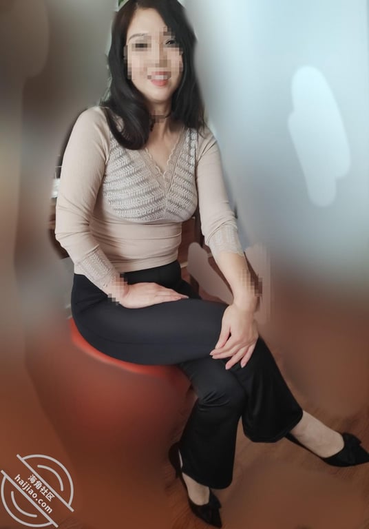 翘班去干同事小胖的妈刘阿姨，偷偷剪阿姨B毛回来送给他儿子闻一闻，真刺激儿 - 老宋论坛-老宋论坛