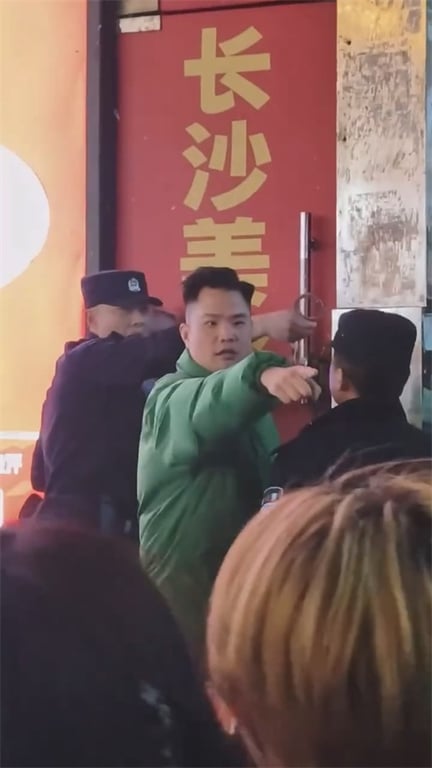 吃瓜3月15日长沙【解放西路】众人围观穿着暴露的荡妇当街口活，众目睽睽当场吹射， 配图12