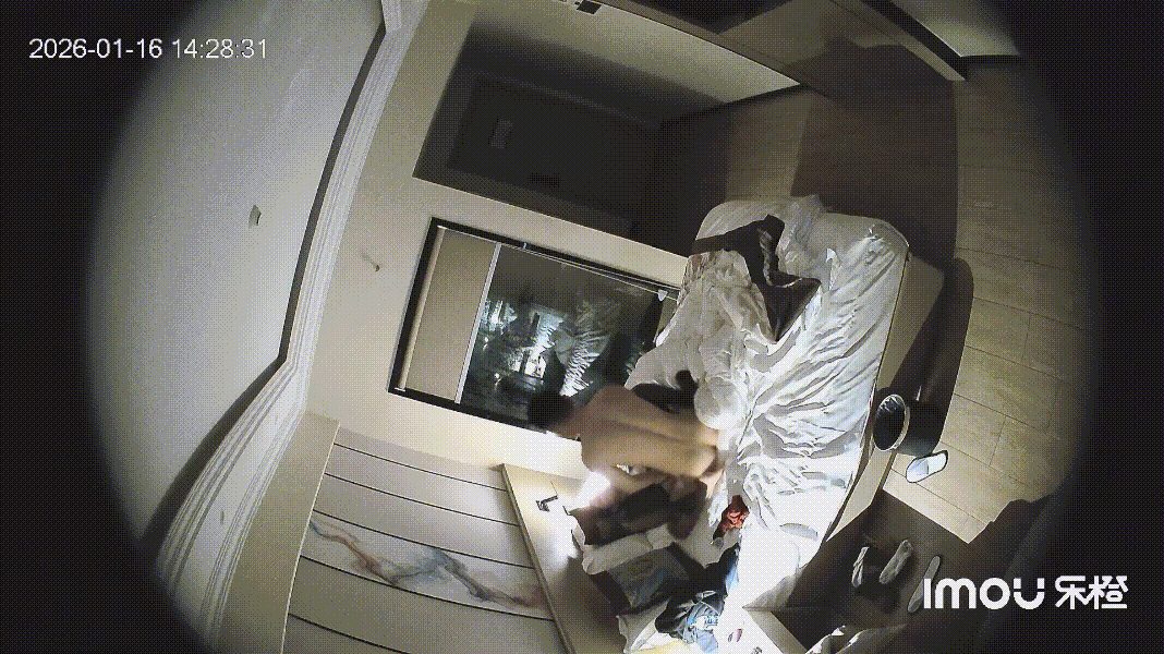 【独家重磅】乐橙酒店高清偷拍：绝美高贵明星脸少妇与纹身猛男激情开钟点房，销魂叫床 配图2