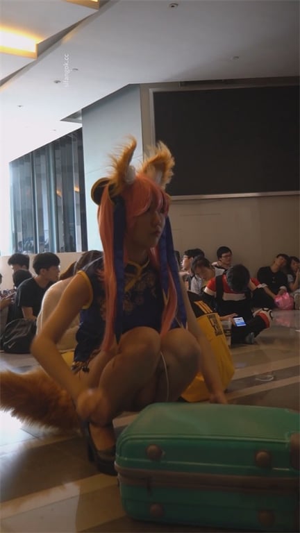 推荐【展会抄底】骚逼颜值嫩妹,玉足特写,这裙子跟没穿有啥区别,这不就是给人看内裤 配图5