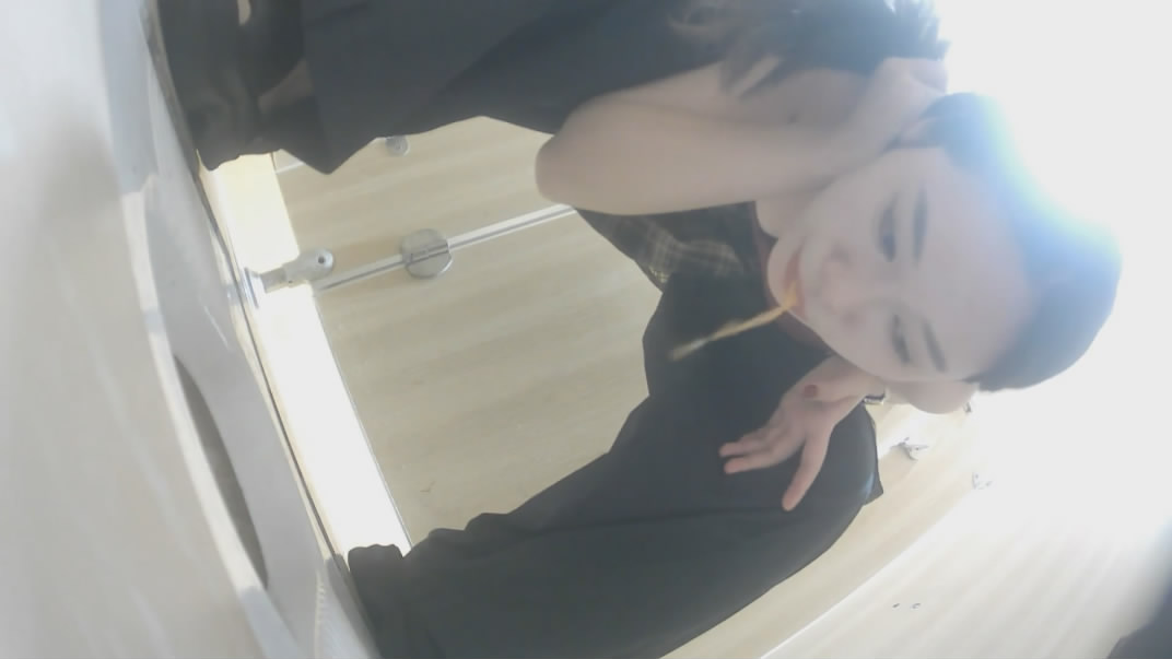 11月劲爆偷拍流出！娱乐场所女厕年轻美眉尿尿诱惑，红衣醉妹喝高狂吐全过程 - 老宋论坛-老宋论坛