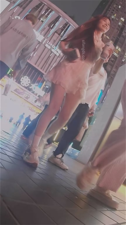 极致诱惑【街拍抄底】泡泡裙下大长腿玉足特写，高颜值美女白内骚浪1V1 配图10