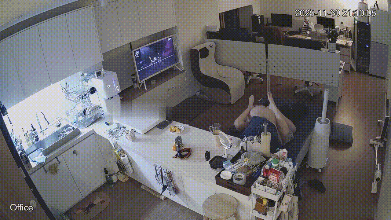 办公室激情偷拍！高颜值白领情侣下班后办公室激战一夜，黑客破解监控全程曝光 配图3