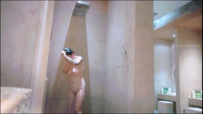 独家视角！洗浴中心女汤实拍！丰满白嫩巨乳小姐姐×花臂辣妹，360度无死角沐浴全程 配图4