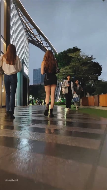 爆款街拍福利【步行街超短裙底】极品金发洋妞丁字裤紧勒骚逼，身材犯规玉足特写，裙摆 配图3