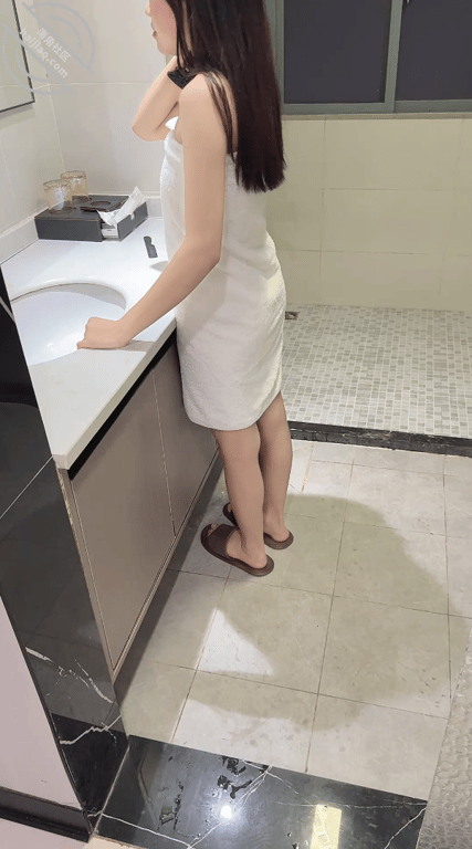 把好身材小姐妹分享给自己的男人,可把他给迷昏头了~ 配图11
