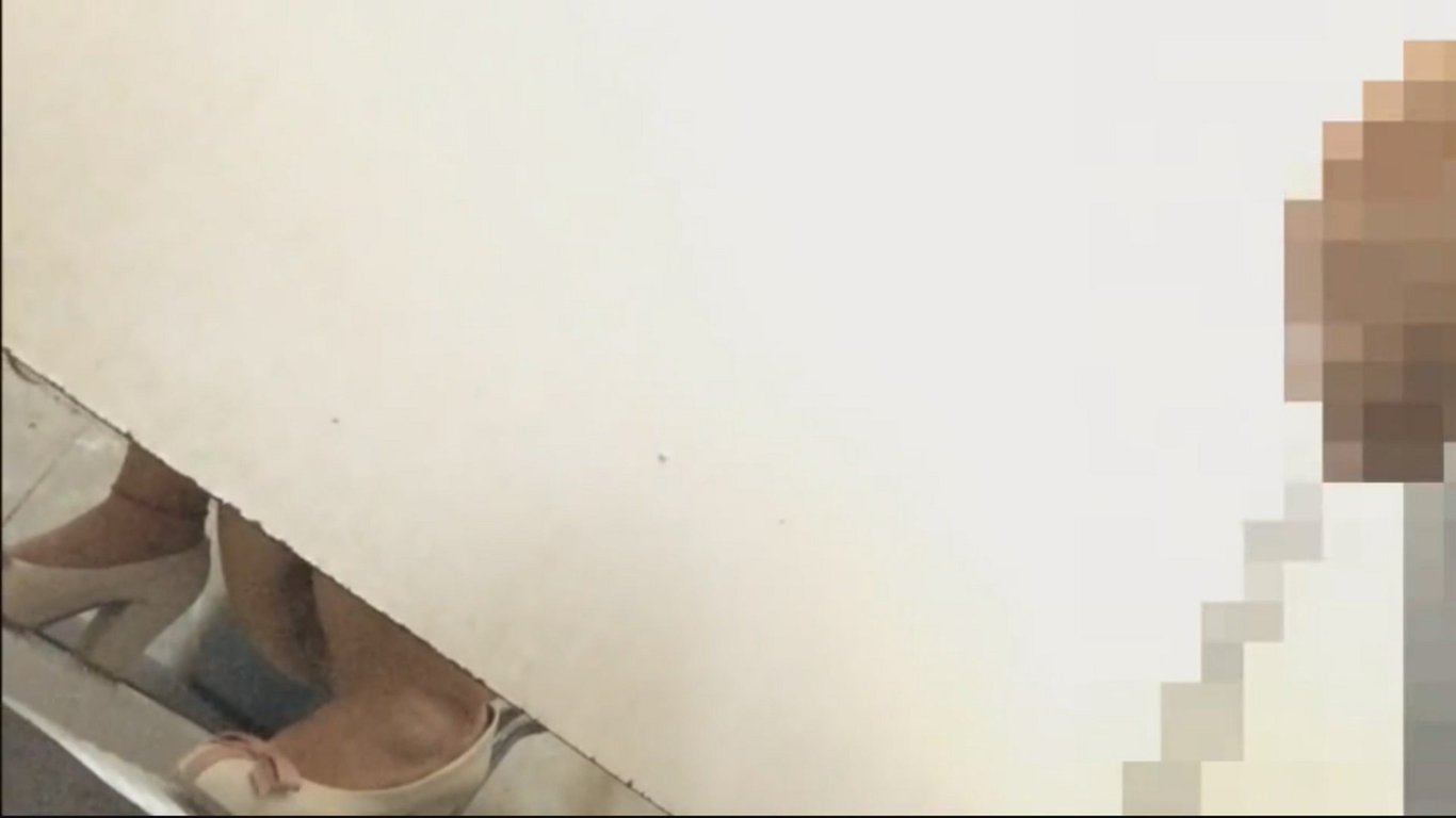 大神手持闯拍商场女厕准备俯视角度被个机车妹发现了用犀利的眼神怒怼幸好没有大叫高清 配图3