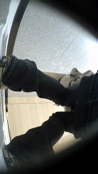 KTV女厕全景偷拍几位美女还有一位喝多了先吐再拉 配图15