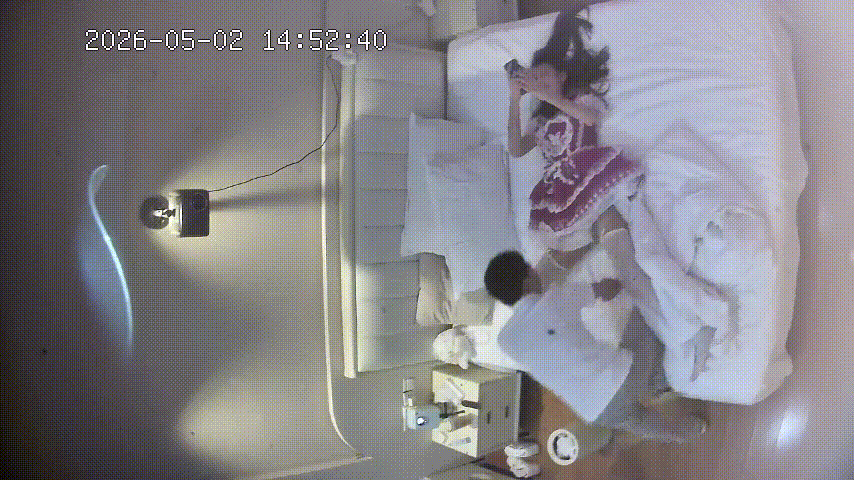 上帝视角5-2：年轻情侣床上激情裸体缠绵，洛莉塔换装诱惑自拍 配图7