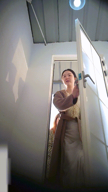 美女如云街边女公厕真实偷拍多位小姐姐方便还有换衣的，同步露脸⑵ 配图8