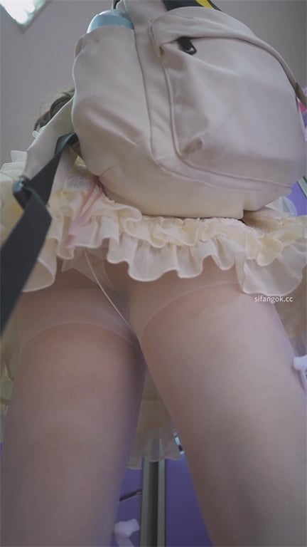 爆款推荐【游乐园激情抄底】绝美颜值女神，白丝泡泡裙下碎花内裤若隐若现，大腿根部性 配图10