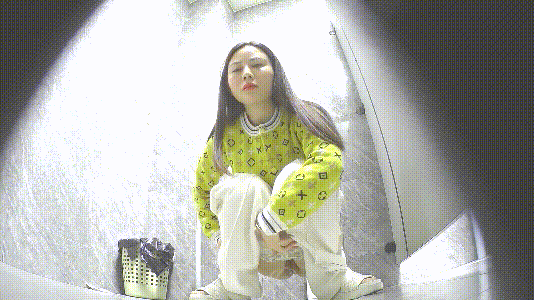 酒店餐厅女厕全景偷拍多位美女各种极品嫩鲍鱼 配图21
