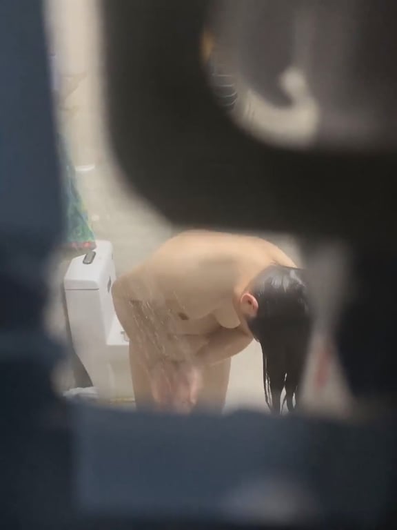 昨天运气不错❤️又偷窥到楼下几个合租的丸子头白领姐姐洗澡搓逼换上黑色睡衣[505MB/MP4/07:54/LM]-老宋论坛