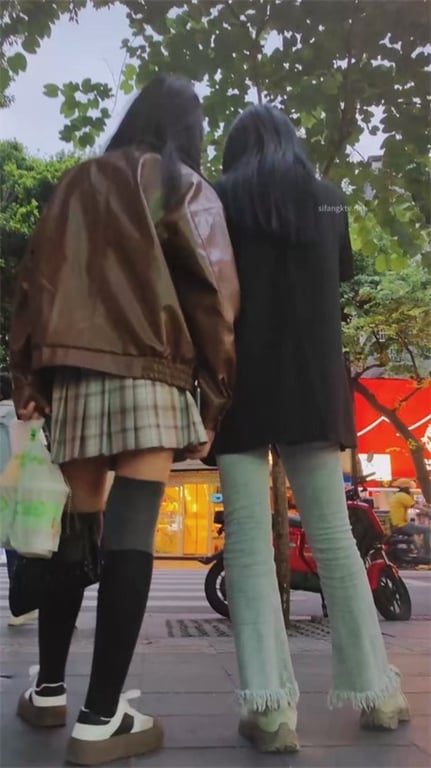 爆款推荐【街头极品抄底】清纯颜值嫩妹大长腿，粉色内裤诱惑拉满，玉足高清特写+薄薄 配图7