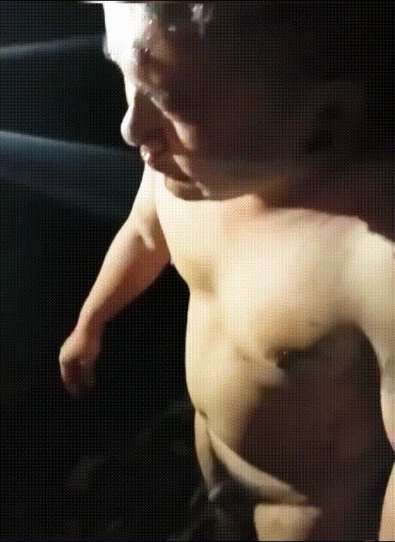 山东男子大冬天被脱光衣服烧鸡巴霸道整活惊天动地，网友争议不断，是霸凌还是整活？ 配图2