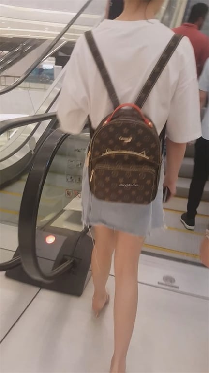 ❣️爆推❣️【商场激情抄底】极品少妇玉足诱惑！电梯人潮牛仔短裙硬上，老哥技术拉满1V-老宋论坛