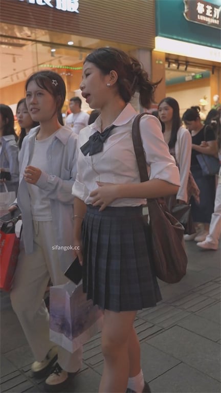 推荐【步行街抄底】清纯JK靓女，好身材大长腿，透气白内裤太骚，想怼脸闻闻味1V愃 配图4