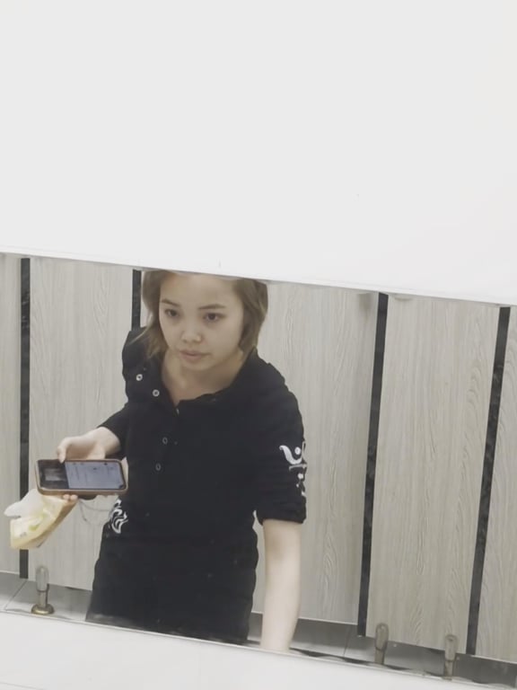 八月流出高校女厕偷拍剃过毛毛的美女是个一线天小蝴蝶逼 配图5