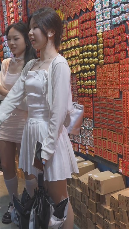 爆推【商场偷香】极品嫩妹短裙肉丝，骚透内裤热气直冒，忍不住想把脸埋进屁穴狂吸猛舔 配图10