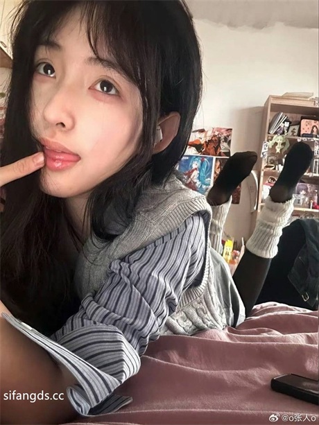 推荐抖音颜值嫩妹【张人o】在读学生妹，大尺度掰逼展示，身子嫩出水，好身材大长腿4 配图6