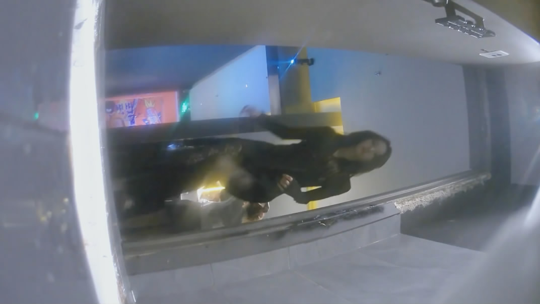 一月最新流出精品厕拍夜总会女厕高清偷拍小姐尿尿黑色长靴美腿小姐姐阴唇肥厚 配图21
