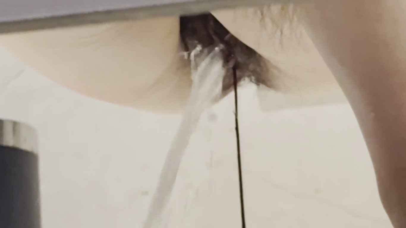 厕拍大神车先生手持闯拍商场女厕近景拍摄美女尿尿银色皮鞋流出月经血 配图7
