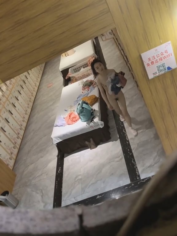 国内某洗浴会所内部员工暗藏通风口偷拍更衣室浴客更衣裸体身材不错的带娃宝妈无水印原 配图6