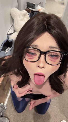 ❤️❤️炒鸡反差男娘CD阿莹，人妖骚妓被锁着的蛋蛋就是主人的遥控器，只要用力打一下人妖母狗的后穴就会夹紧一分2V-老宋论坛