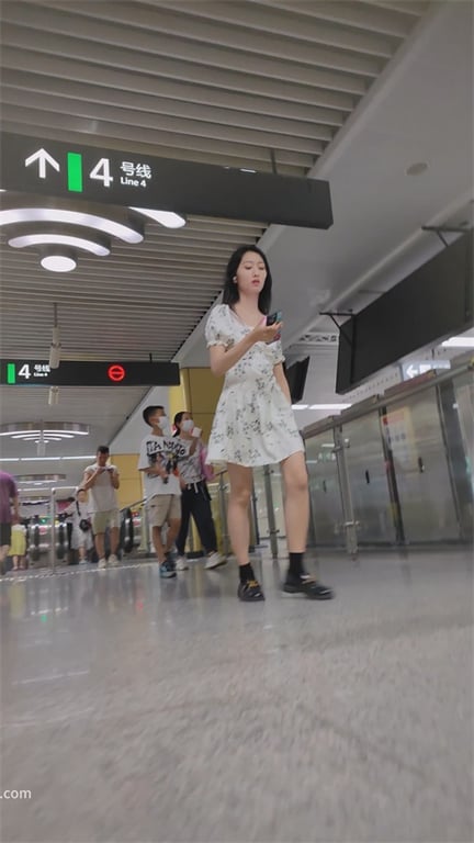 重磅推荐【地铁偷窥】绝色长腿美女，黑内骚气四溢，翘臀微黑，卫生巾尾巴若隐若现，超 配图3