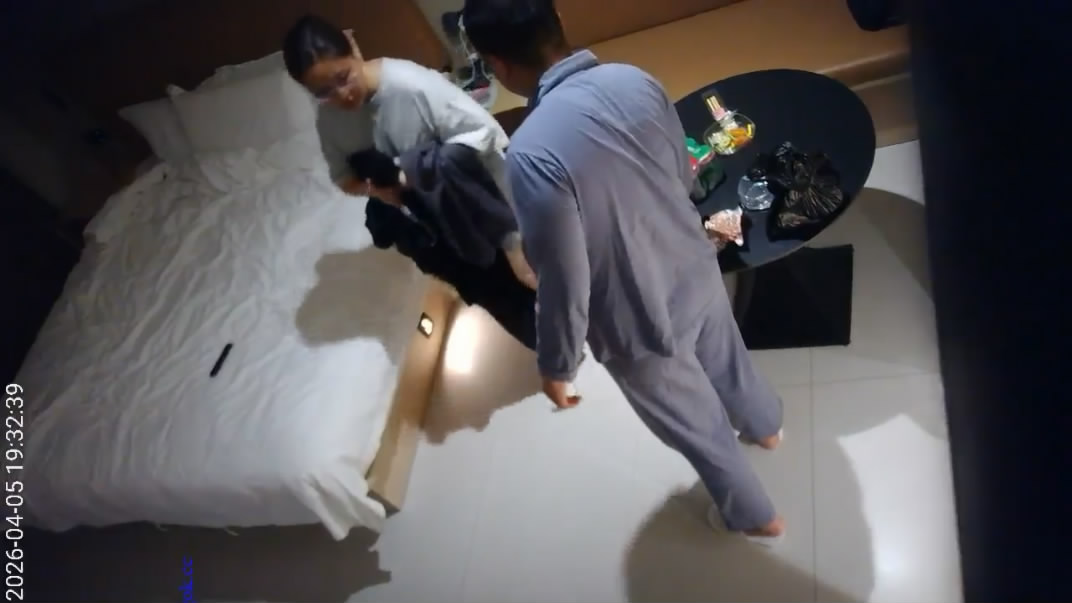 4-5流出天眼酒店偷拍❤️少妇被眼镜渣男骗到酒店一顿啤酒喝完趁她睡觉拿下内射 - 老宋论坛-老宋论坛