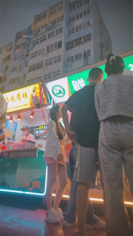 重磅推荐【步行街极品抄底】极骚少妇包臀裙下白嫩骚逼超撩人，圆润翘臀让人忍不住埋脸 配图4