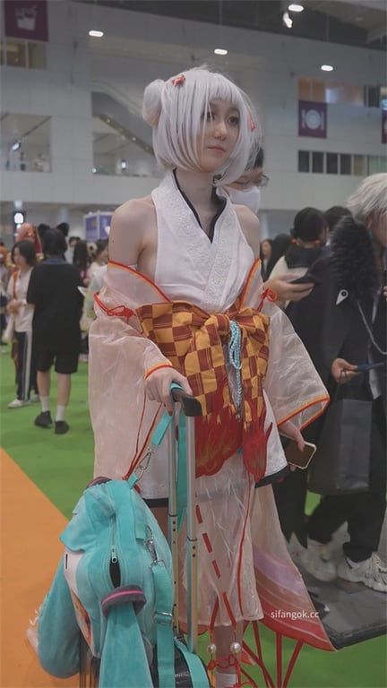 爆推【展会捡漏】极品颜值嫩妹，大长腿翘臀紧致，粉嫩饱满蜜穴，弯腰后入爽翻天1V1 配图3