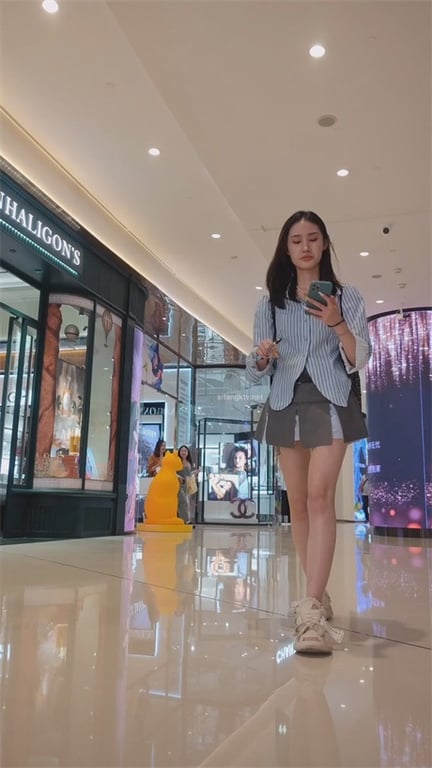 爆推【商场偷拍福利】热裤小太妹抽烟超拽，紧翘美臀饱满蜜穴，众目睽睽下大胆贴身抄底 配图3