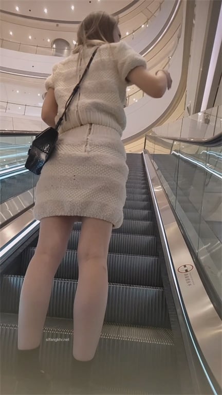 爆款推荐【商场极限抄底】极品颜值嫩妹窄裙风光一览，刺激到腿软被抓现行，慌张逃窜1 配图6