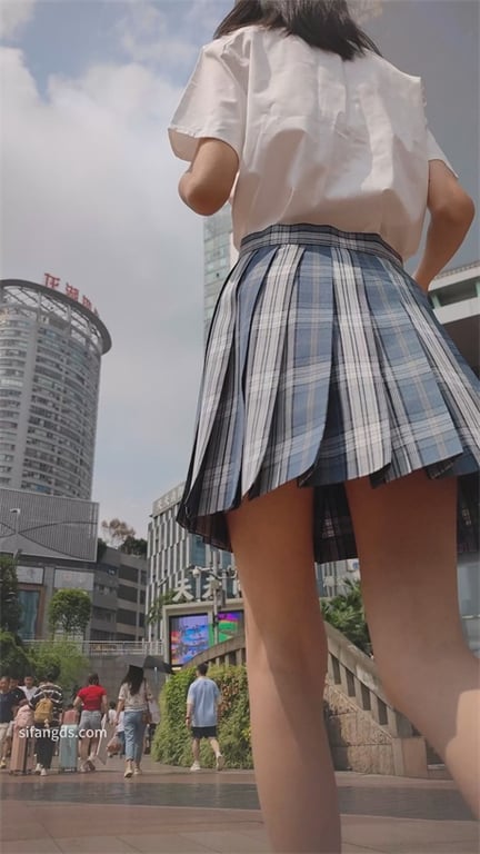 推荐抄底嫩妹【JK泡泡袜嫩妹】这小身板好有援助交际的感觉，白内裤，怼逼太近被发现 配图6