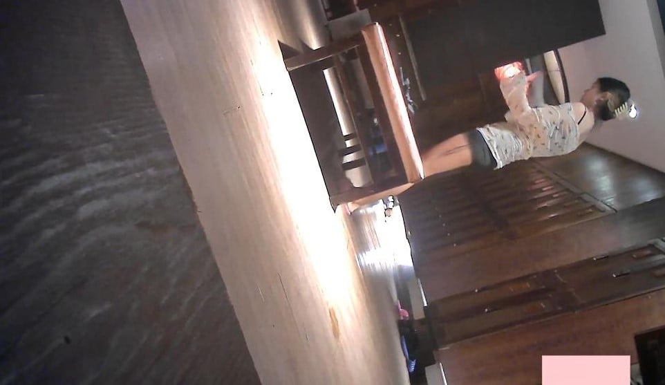 【少女时代】坑爹女主播潜入温泉会所更衣室偷拍爆乳少妇，巨乳晃荡圆润诱人超刺激！ 配图7