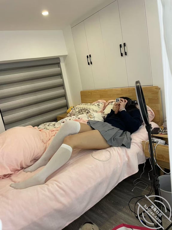 【奶气原创18】高二的女儿再次被我发现边看A片边偷用妈妈的大鸡巴自慰 - 老宋论坛-老宋论坛