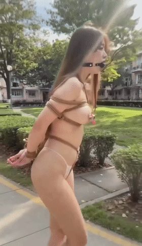 【AI脱衣】《耻辱游行》美少女全乳夹紧缚口球流涎小区羞辱游行跪地被公开极致反差！ 配图5