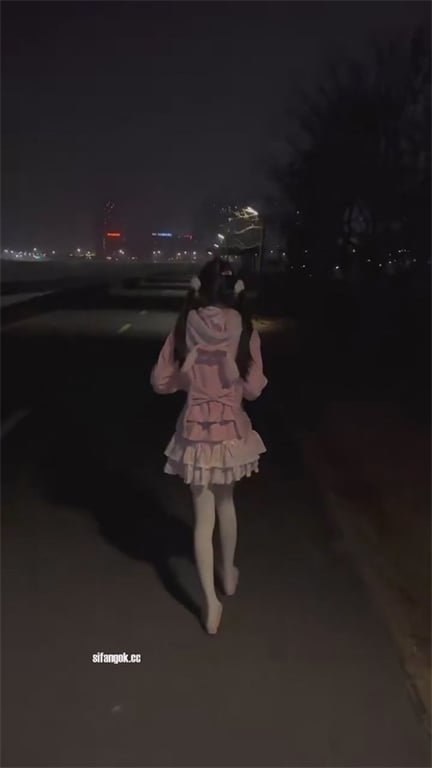 推荐抖音20岁颜值嫩妹【季雨】极品萝莉，粉奶无毛粉穴， 配图4