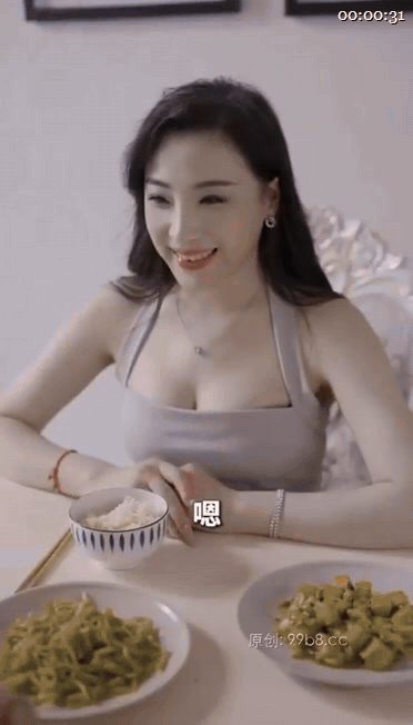【AI短剧】《来按摩的富婆胸好大》EP1-2集，腹肌小帅哥硬怼熟女富婆少妇，吊钟 配图1