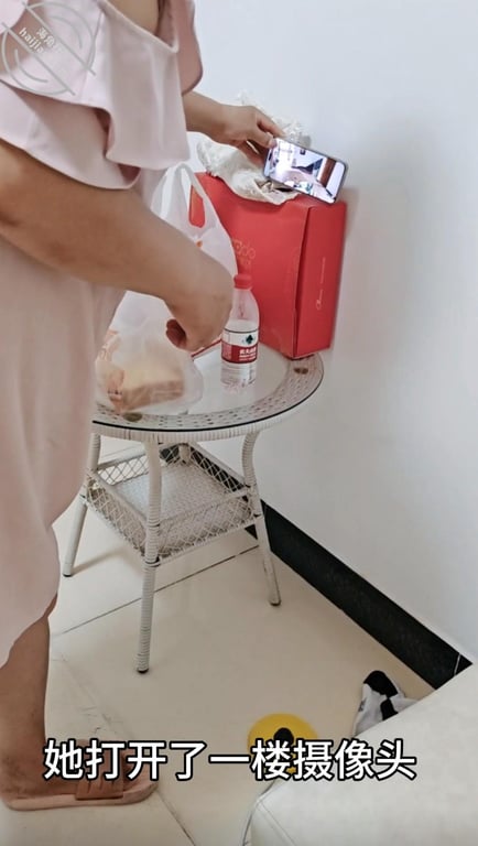 (原创视频)184：干妈趁老公上楼顶看施工，来房间看我被我操了 配图3