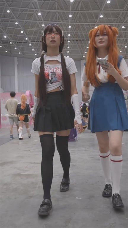 推荐【展会极品】绝色靓女小皮鞋情趣丝袜诱惑，泡泡内裤勾勒性感曲线，神秘魅力1V 配图4