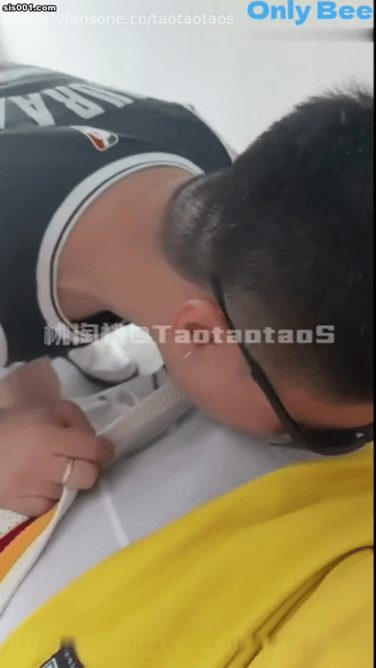 精品无码推荐桃淘桃TaotaotaoS球场勾搭体育生帅哥氺 配图2