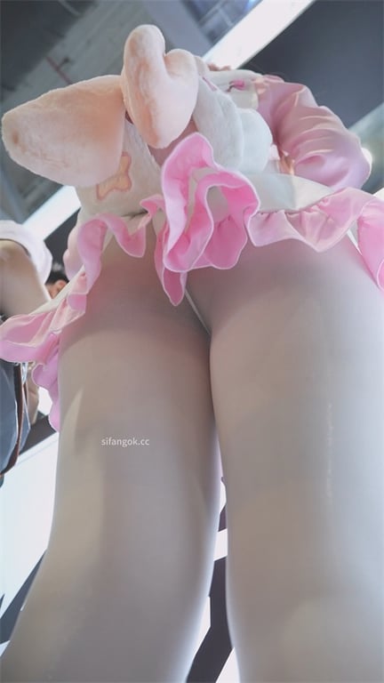 爆款推荐展会偷拍！绝美嫩妹公主泡泡裙+白丝真空，开放到这种地步？龟男直接爽到腿软 配图4