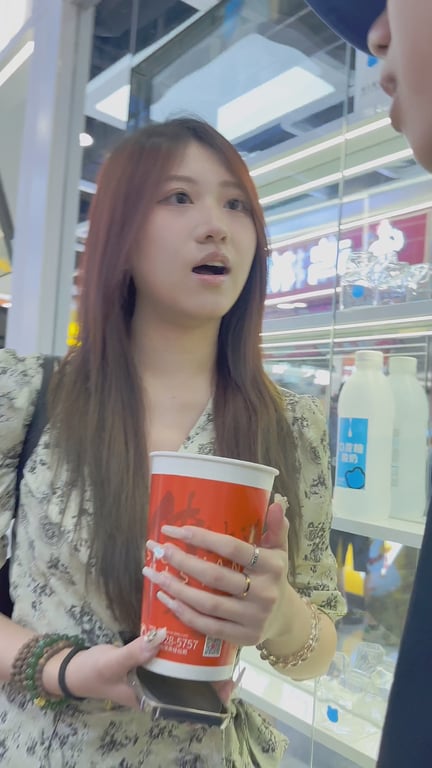 【KFC偷拍】极品清纯长裙JK学生妹与闺蜜逛街吃饭，淡蓝小内内前后超清走光CD 配图5