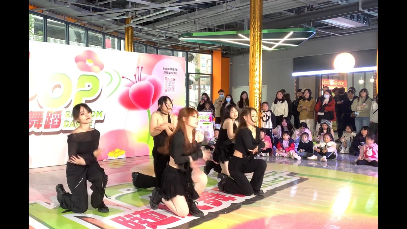 ❤️❤️舞蹈生演出走光，随风飘拂的舞蹈，一不小心就漏奶头了 - 老宋论坛-老宋论坛