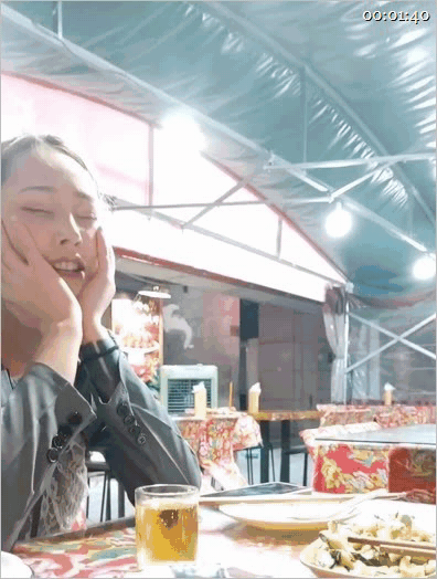 川渝地区「花臂龙虾妹」大神请了一顿龙虾，妹子狂拍照开了三天房，干了七炮之前这妹子 配图24